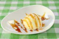 バニラアイスの自家製キャラメルソース添え
