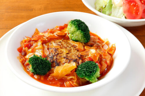 春キャベツとトマトのスープハンバーグとサラダ